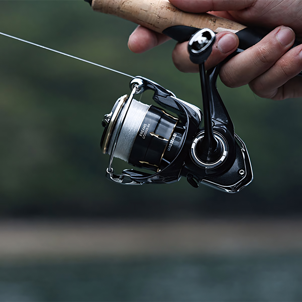 بكرة صيد دوارة DAIWA FREAMS 20 - مراجعة Fishing Equipment Daiwa وسعره
